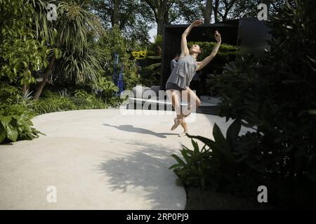 (180522) -- LONDON, May 22, 2018 -- A dancer performs at the RHS Chelsea Flower Show held in the grounds of the Royal Hospital Chelsea in London, Britain, on May 21, 2018. The Chelsea Flower Show, otherwise known as the Great Spring Show and held by the Royal Horticultural Society (RHS), is the biggest flower and landscape garden show in the UK. )(gj) BRITAIN-LONDON-CHELSEA FLOWER SHOW TimxIreland PUBLICATIONxNOTxINxCHN Stock Photo
