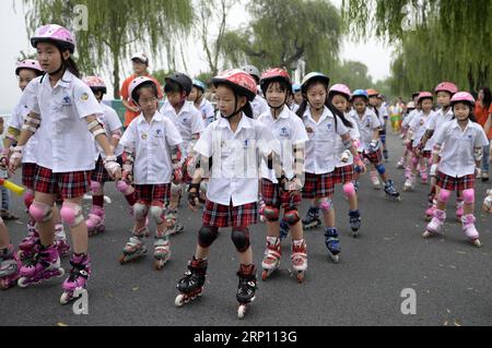 (180602) -- BEIJING, June 2, 2018 -- File photo taken on July 26, 2014 shows children practicing roller-skating on the Bai Causeway at West Lake scenic spot in Hangzhou, capital of east China s Zhejiang Province. This set of 41 old photos, taken from 1978 to 2018 by year, pictorially record childhood moments of Chinese kids in the past four decades. ) (wyo)(zt) CHINA-OLD PHOTOS-CHILDHOOD-PICTORIAL RECORD (CN) JuxHuanzong PUBLICATIONxNOTxINxCHN Stock Photo