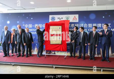 (180609) -- HANOVER, June 9, 2018 -- Guests unveil the nameplate of the German-Chinese Center for Integrative Chinese Medicine during the opening ceremony in Hanover, Germany, on June 8, 2018. The German-Chinese Center for Integrative Chinese Medicine opened Friday in Hanover, Germany, aiming to promote the integrative use of Traditional Chinese medicine (TCM) and modern medicine. ) (jmmn) GERMANY-HANOVER-TCM CENTER-OPENING CEREMONY ShanxYuqi PUBLICATIONxNOTxINxCHN Stock Photo