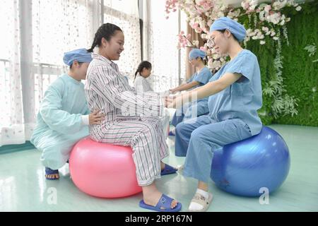 (180612) -- FUZHOU, June 12, 2018 -- Nurses give guidance to pregnant women at Fujian Provincial Maternity and Children s Hospital in Fuzhou, capital of southeast China s Fujian Province, June 12, 2018. Fujian Provincial Maternity and Children s Hospital has improved the facilities and its services in recent years. New building was constructed and high technology is used. Patients are able to file documents, receive instructions ahead of delivery and reserve massaging for newborns through cell phones. )(wsw) CHINA-FUJIAN-HOSPITAL-SERVICE IMPROVEMENT (CN) SongxWeiwei PUBLICATIONxNOTxINxCHN Stock Photo