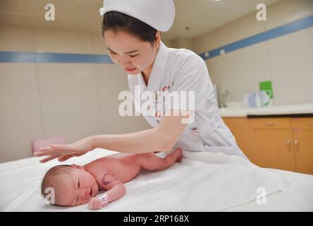 (180612) -- FUZHOU, June 12, 2018 -- A nurse massages a newborn at Fujian Provincial Maternity and Children s Hospital in Fuzhou, capital of southeast China s Fujian Province, June 12, 2018. Fujian Provincial Maternity and Children s Hospital has improved the facilities and its services in recent years. New building was constructed and high technology is used. Patients are able to file documents, receive instructions ahead of delivery and reserve massaging for newborns through cell phones. )(wsw) CHINA-FUJIAN-HOSPITAL-SERVICE IMPROVEMENT (CN) SongxWeiwei PUBLICATIONxNOTxINxCHN Stock Photo