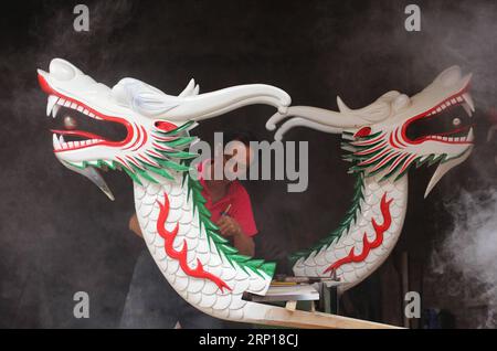 (180617) -- BEIJING, June 17, 2018 -- Folk artist Chen Bingshou lacquers the dragon head for the bow of a dragon boat in Daoxian County of Yongzhou City, central China s Hunan Province. Chen, 56, has been engaged in making dragon head for over 40 years. Every year, June is the busiest time for Chen as the demand for the dragon head is strong ahead of the dragon boat festival. Each dragon weighs about 15 kilograms and it takes Chen about 12 days to finish. ) XINHUA PHOTO WEEKLY CHOICES HexHongfu PUBLICATIONxNOTxINxCHN Stock Photo