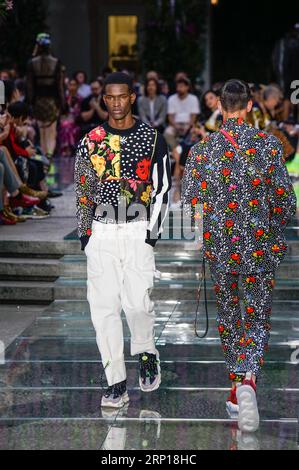 (180617) -- MILAN, June 17, 2018 -- Models present creations of Versace during Milan Men s Fashion Week Spring/Summer 2019 in Milan, Italy, on June 16, 2018. Wang Jian)(dtf) ITALY-MILAN-MEN S FASHION WEEK-DAY 2 JinxYu PUBLICATIONxNOTxINxCHN Stock Photo