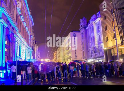 (180629) -- BELGRADE, June 29, 2018 -- Hundreds of people wait to enter the newly-reconstructed building of the National Museum in Belgrade, Serbia, on June 28, 2018. The building at the Republic Square in Belgrade on Thursday reopened its doors for visitors for the first time after it was closed in 2003 for reconstruction. ) (ly) SERBIA-BELGRADE-NATIONAL MUSEUM-REOPENING NemanjaxCabric PUBLICATIONxNOTxINxCHN Stock Photo