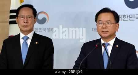 (180710) -- SEOUL, July 10, 2018 -- South Korean Defense Minister Song Young-moo (L) and Minister of Interior and Safety Kim Boo-kyum attend a joint press conference in Seoul, South Korea, July 10, 2018. South Korea decided Tuesday to halt its annual defense drill this year, aimed at examining the country s war preparedness, on improved relations with the Democratic People s Republic of Korea (DPRK). ) (zcc) SOUTH KOREA-SEOUL-DEFENSE DRILL-HALT NEWSIS PUBLICATIONxNOTxINxCHN Stock Photo