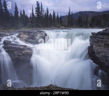 (180725) -- BANFF (CANADA), July 25, 2018 -- Photo taken on July 23, 2018 shows the Athabasca Falls in Jasper National Park, Canada Rockies, Canada. Located in British Columbia and Alberta, Canadian Rockies are the Canadian parts of the Rocky Mountains, including Banff National Park, Jasper National Park, Yoho National Park and Kootenay National Park, which draws hundreds of thousands of visitors around the world every year. ) (hy) CANADA-ROCKY MOUNTAINS-SUMMER-SCENERY ZouxZheng PUBLICATIONxNOTxINxCHN Stock Photo