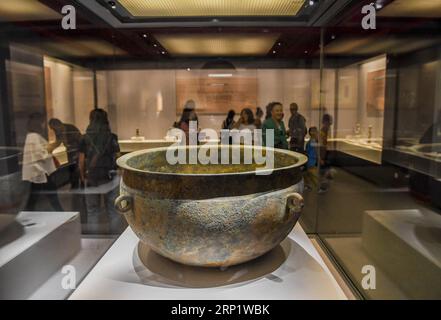 (180725) -- URUMQI, July 25, 2018 -- People visit an exhibition in the Xinjiang Museum in Urumqi, capital of northwest China s Xinjiang Uygur Autonomous Region, July 25, 2018. Co-hosted by the Xinjiang Museum and the Xuzhou Museum, the exhibition kicked off on Wednesday. ) (hxy) CHINA-URUMQI-XUZHOU-EXHIBITION (CN) HuxHuhu PUBLICATIONxNOTxINxCHN Stock Photo