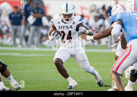 Houston, TX, USA. 2nd Sep, 2023. UTSA Roadrunners running back Rocko Griffin (24) carries the ball during a game between the UTSA Roadrunners and the Houston Cougars in Houston, TX. Trask Smith/CSM/Alamy Live News Stock Photo