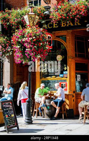 (180804) -- DUBLIN, Aug. 4, 2018 () -- People enjoy beer outside a bar in downtown Dublin, Ireland, Aug. 3, 2018. The first Friday of every August marks International Beer Day, an event to encourage people to gather with friends and enjoy the taste of beer. () IRELAND-DUBLIN-INTERNATIONAL BEER DAY Xinhua PUBLICATIONxNOTxINxCHN Stock Photo