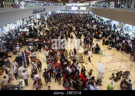 (180818) -- PARANAQUE CITY, Aug. 18, 2018 -- A crowd of stranded passengers wait for resumption of their flights at the Ninoy Aquino International Airport (NAIA) in Paranaque City, the Philippines, Aug. 18, 2018. Philippine airport authorities reopened on Saturday its main runway of the Manila International Airport hours after the removal of the badly-damaged Xiamen Air passenger plane that skidded off the runway on Thursday. ) (jmmn) PHILIPPINES-MANILA-XIAMEN AIRPLANE-ACCIDENT-AIRPORT ROUELLExUMALI PUBLICATIONxNOTxINxCHN Stock Photo