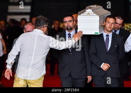 News Bilder des Tages (180818) -- GENOA (ITALY), Aug. 18, 2018 () -- People carry a coffin of a victim of the bridge collapse during a state funeral in the northwest Italian city of Genoa, on Aug. 18, 2018. Thousands of people gathered in Genoa on Saturday to mourn the victims of a dramatic bridge collapse that killed dozens of people earlier this week. () ITALY-GENOA-BRIDGE COLLAPSE-STATE FUNERAL Xinhua PUBLICATIONxNOTxINxCHN Stock Photo