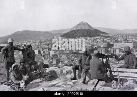 Greek soldiers stationed on the Acropolis with a canon and a machine gun in front of the Lycabettus mount, June 1917, Athens, Greece Stock Photo