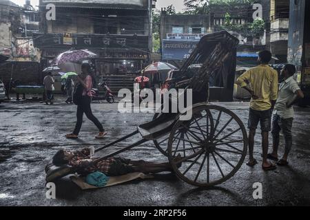 (180902) -- KOLKATA, Sept. 2, 2018 -- A hand rickshaw puller rests in Kolkata, India, on Sept. 2, 2018. ) (dtf) INDIA-KOLKATA-DAILY LIFE TumpaxMondal PUBLICATIONxNOTxINxCHN Stock Photo