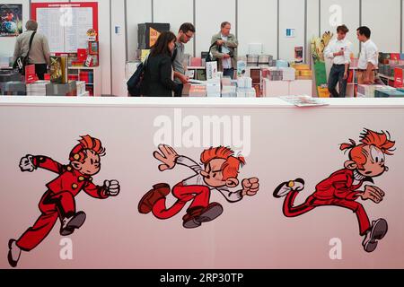 (180916) -- BEIJING, Sept. 16, 2018 -- Visitors select comic books during the annual Comic Strip Festival in central Brussels, Belgium, on Sept. 14, 2018. ) XINHUA PHOTO WEEKLY CHOICES ZhengxHuansong PUBLICATIONxNOTxINxCHN Stock Photo