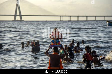 (180918) -- MUMBAI, Sept. 18, 2018 () -- Indian devotees carries an idol of the elephant-headed Hindu god Lord Ganesha for immersion on the fifth day of Ganesh festival as part of a ritual, in Mumbai, India, Sept. 17, 2018. (/Stringer) INDIA-MUMBAI-GANESH FESTIVAL-WATER IMMERSION Xinhua PUBLICATIONxNOTxINxCHN Stock Photo