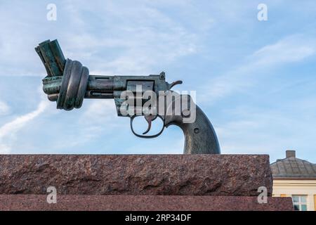 Knotted Gun - Non Violence Sculpture by Carl Fredrik Reutersward - Malmo, Sweden Stock Photo