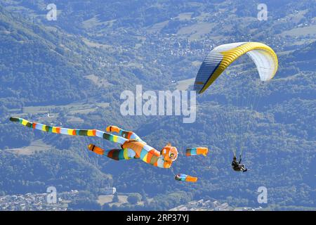 (180924) -- SAINT-HILAIRE, Sept. 24, 2018 (Xinhua) -- A pilot practices a disguised flight in Saint-Hilaire, France on Sept. 23, 2018. The four-day air sports festival, Coupe Icare, concluded on Sunday. On its 45th edition, the Coupe Icare this year attracted about 700 accredited pilots and over 90,000 spectators. (Xinhua/Chen Yichen) (SP)FRANCE-SAINT-HILAIRE-AIR SPORTS-45TH COUPE ICARE PUBLICATIONxNOTxINxCHN Stock Photo