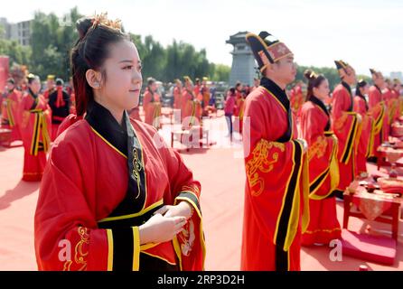 (181001) -- XI AN, Oct. 1, 2018 -- Newlyweds dressed in Han-style costumes take part in a group wedding ceremony at a square in Xi an, northwest China s Shaanxi Province, Oct. 1, 2018. A total of 30 pairs of newlyweds attended the wedding on Monday. ) (yxb) CHINA-XI AN-GROUP WEDDING-HAN STYLE (CN) LiuxXiao PUBLICATIONxNOTxINxCHN Stock Photo