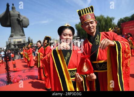(181001) -- XI AN, Oct. 1, 2018 -- Newlyweds dressed in Han-style costumes take part in a group wedding ceremony at a square in Xi an, northwest China s Shaanxi Province, Oct. 1, 2018. A total of 30 pairs of newlyweds attended the wedding on Monday. ) (yxb) CHINA-XI AN-GROUP WEDDING-HAN STYLE (CN) LiuxXiao PUBLICATIONxNOTxINxCHN Stock Photo