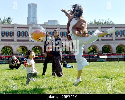 (181002) -- TIANJIN, Oct. 2, 2018 -- Tourists play at the Minyuan Stadium in north China s Tianjin, Oct. 2, 2018, the second day of the week-long National Day holiday. )(mcg) CHINA-NATIONAL DAY HOLIDAY-DAILY LIFE (CN) YuexYuewei PUBLICATIONxNOTxINxCHN Stock Photo