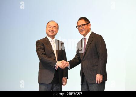 (181004) -- TOKYO, 0ct. 4, 2018 -- Masayoshi Son (L), Chairman and CEO of SoftBank, shakes hands with Toyota Motor Corp. President Akio Toyoda during a press conference in Tokyo, Japan, Oct. 4, 2018. Toyota Motor Corp. and SoftBank Group Corp. on Thursday announced they will set up a joint venture developing self-driving cars and ride-sharing services, with the new mobility firm to be launched next year. )(yk) JAPAN-TOKYO-SOFTBANK-TOYOTA HuaxYi PUBLICATIONxNOTxINxCHN Stock Photo