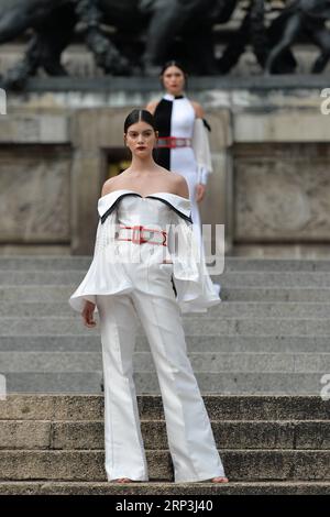 (181007) -- MEXICO CITY, Oct. 7, 2018 -- A model presents a creation at the Benito Santos Show on the first day of Mercedes-Benz Fashion Week Mexico City in Mexico City, Mexico, on Oct. 7, 2018. ) MEXICO-MEXICO CITY-FASHION WEEK XinxYuewei PUBLICATIONxNOTxINxCHN Stock Photo