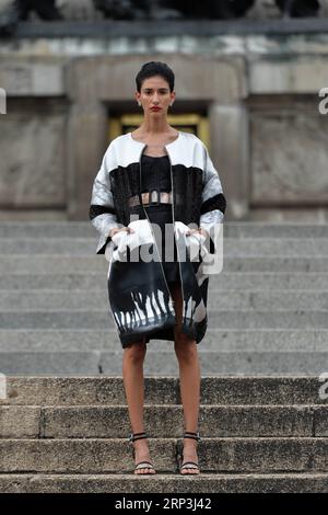 (181007) -- MEXICO CITY, Oct. 7, 2018 -- A model presents a creation at the Benito Santos Show on the first day of Mercedes-Benz Fashion Week Mexico City in Mexico City, Mexico, on Oct. 7, 2018. ) MEXICO-MEXICO CITY-FASHION WEEK XinxYuewei PUBLICATIONxNOTxINxCHN Stock Photo