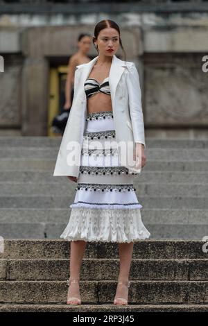 (181007) -- MEXICO CITY, Oct. 7, 2018 -- A model presents a creation at the Benito Santos Show on the first day of Mercedes-Benz Fashion Week Mexico City in Mexico City, Mexico, on Oct. 7, 2018. ) MEXICO-MEXICO CITY-FASHION WEEK XinxYuewei PUBLICATIONxNOTxINxCHN Stock Photo