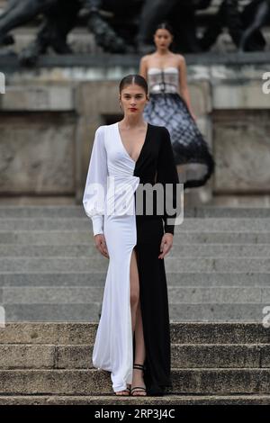 (181007) -- MEXICO CITY, Oct. 7, 2018 -- A model presents a creation at the Benito Santos Show on the first day of Mercedes-Benz Fashion Week Mexico City in Mexico City, Mexico, on Oct. 7, 2018. ) MEXICO-MEXICO CITY-FASHION WEEK XinxYuewei PUBLICATIONxNOTxINxCHN Stock Photo