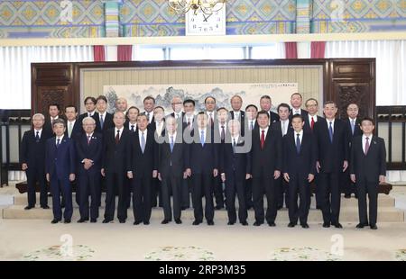  Man  グループ 公式写真 Front row) Chinese Premier Li Qiang (3rd from R), Yohei Kono (3rd