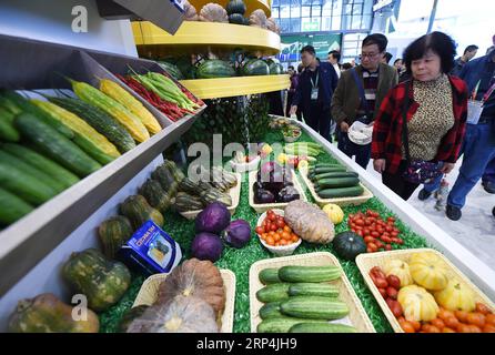 (181110) -- SHANGHAI, Nov. 10, 2018 -- Visitors view agriculture products at the first China International Import Expo (CIIE) in Shanghai, east China, Nov. 10, 2018. The CIIE concluded here on Saturday. )(zyd) (IMPORT EXPO)CHINA-SHANGHAI-CIIE-CONCLUSION (CN) HanxYuqing PUBLICATIONxNOTxINxCHN Stock Photo