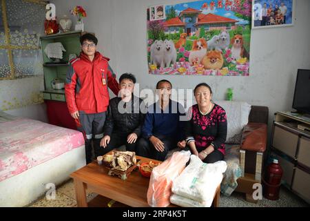 (181111) -- XILINHOT, Nov. 11, 2018 -- Delivery staff Zhao Wei (1st L) poses for photos with a family of herdsmen who received the package in Xilingol, north China s Inner Mongolia Autonomous Region, Nov. 10, 2018. Increasing online orders and delivery in remote grassland areas of Inner Mongolia have brought great convenience to local herdsmen. ) (zwx) CHINA-INNER MONGOLIA-XILINGOL-DELIVERY (CN) ZouxYu PUBLICATIONxNOTxINxCHN Stock Photo