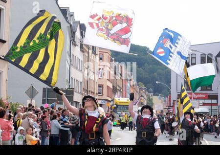 Aue Bad Schlema, Germany. 03rd Sep, 2023. Flag-wavers stride through the city center during the Saxon Day parade. Saxony's largest folk and local festival traditionally takes place on the first weekend in September. Credit: Sebastian Willnow/dpa/Alamy Live News Stock Photo