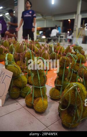 (181118) -- BANDAR SERI BEGAWAN, Nov. 18, 2018 -- Photo taken on Nov. 18, 2018 shows durians at the Gadong Night Market in Bandar Seri Begawan, capital of Brunei. ) (hy) BRUNEI-BANDAR SERI BEGAWAN-DAILY LIFE WangxShen PUBLICATIONxNOTxINxCHN Stock Photo