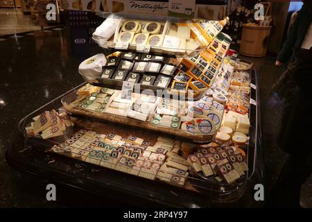 (181121) -- BEIJING, Nov. 21, 2018 -- Photo taken on Oct. 23, 2018 shows cheese products displayed at a grocery store in Madison, Wisconsin, the United States. )(wyo) Xinhua Headlines: Merchants from U.S. state of Wisconsin seek Chinese buyers for growth WangxPing PUBLICATIONxNOTxINxCHN Stock Photo