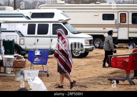 (181122) -- BUTTE, Nov. 22, 2018 (Xinhua) -- Residents walk in rain at a parking lot in Chico of Butte County, California, the United States, Nov. 21, 2018. Local officials warned that the rain after the wildfire could cause risk of flash floods and mudflows. (Xinhua/Wu Xiaoling)(clq) U.S.-CALIFORNIA-BUTTE-WILDFIRE-RAIN PUBLICATIONxNOTxINxCHN Stock Photo