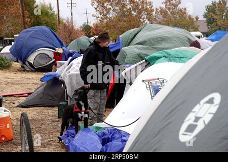 (181122) -- BUTTE, Nov. 22, 2018 (Xinhua) -- A resident checks his tent at a parking lot in Chico of Butte County, California, the United States, Nov. 21, 2018. Local officials warned that the rain after the wildfire could cause risk of flash floods and mudflows. (Xinhua/Wu Xiaoling)(clq) U.S.-CALIFORNIA-BUTTE-WILDFIRE-RAIN PUBLICATIONxNOTxINxCHN Stock Photo