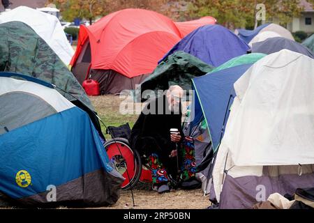(181122) -- BUTTE, Nov. 22, 2018 (Xinhua) -- A resident rests near a tent at a parking lot in Chico of Butte County, California, the United States, Nov. 21, 2018. Local officials warned that the rain after the wildfire could cause risk of flash floods and mudflows. (Xinhua/Wu Xiaoling)(clq) U.S.-CALIFORNIA-BUTTE-WILDFIRE-RAIN PUBLICATIONxNOTxINxCHN Stock Photo