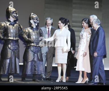 (181128) -- MADRID, Nov. 28, 2018 -- Chinese President Xi Jinping s wife, Peng Liyuan (3rd R, front), talks with performers of opera Turandot during her visit to the Teatro Real (Royal Theater), accompanied by Queen Letizia of Spain, in Madrid, Spain, Nov. 28, 2018. ) SPAIN-MADRID-PENG LIYUAN-TEATRO REAL DingxLin PUBLICATIONxNOTxINxCHN Stock Photo