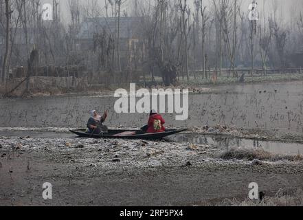 (181221) -- SRINAGAR, Dec. 21, 2018 -- A Kashmiri woman rows her boat in the frozen Dal Lake on a cold morning in Srinagar city, the summer capital of Indian-controlled Kashmir, Dec. 21, 2018. ) KASHMIR-SRINAGAR-COLD WEATHER JavedxDar PUBLICATIONxNOTxINxCHN Stock Photo