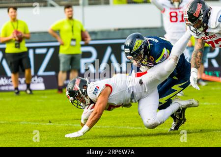 Stuttgart, Germany. 03rd Sep, 2023. European League of Football, ELF/ Game : Helvetic Guards  at Stuttgart Surge on 03. Sept.  2023 ,in the Gazi Stadium , Stuttgart  ,  Germany, RB # 7 Silas Nacita/Helvetic Guards vs. DB # 31 Nick Wenzelburger/ Stuttgart Surge Credit: Frank Baumert/Alamy Live News Stock Photo