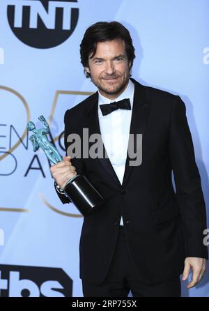 (190128) -- LOS ANGELES, Jan. 28, 2019 (Xinhua) -- Actor Jason Bateman of a drama series in Ozark poses in the press room with award for Outstanding Performance by a Male Actor during the 25th Annual Screen Actors Guild Awards in Los Angeles, the United States, on Jan. 27, 2019. (Xinhua/Li Ying) U.S.-LOS ANGELES-SAG AWARDS PUBLICATIONxNOTxINxCHN Stock Photo