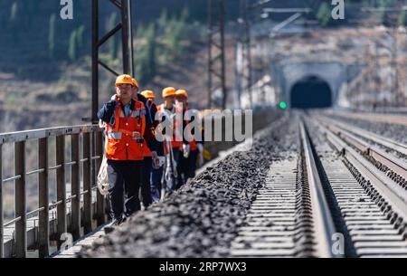 (190213) -- BEIJING, Feb. 13, 2019 (Xinhua) -- Technicians check the Tiansheng Bridge of the Shanghai-Kunming Railway in the Wumeng Mountain, southwest China s Guizhou Province, Feb. 12, 2019. (Xinhua/Tao Liang) XINHUA PHOTOS OF THE DAY PUBLICATIONxNOTxINxCHN Stock Photo