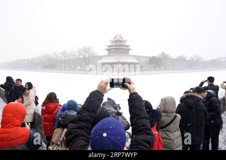 (190213) -- BEIJING, Feb. 13, 2019 (Xinhua) -- Visitors take photos of the snow scenery of the Palace Museum in Beijing, capital of China, Feb. 12, 2019. A snowfall hit Beijing on Tuesday. (Xinhua/Ju Huanzong) XINHUA PHOTOS OF THE DAY PUBLICATIONxNOTxINxCHN Stock Photo