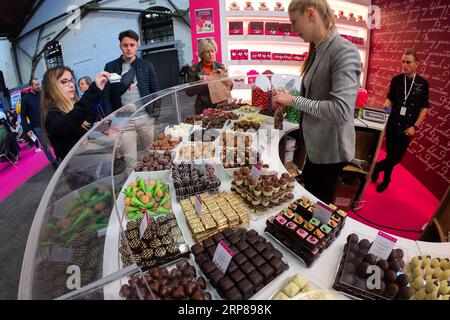 (190222) -- BRUSSELS, Feb. 22, 2019 -- Visitors select chocolates at the 6th edition of the Chocolate Fair in Brussels, Belgium, on Feb. 22, 2019. The 6th edition of the Chocolate Fair (Le Salon du Chocolat) kicked off in Brussels on Thursday. More than 130 chocolatiers, pastry chefs, confectioners, designers and cocoa experts are here to share and exhibit chocolate in all its delectable forms. ) BELGIUM-BRUSSELS-CHOCOLATE FAIR ZhengxHuansong PUBLICATIONxNOTxINxCHN Stock Photo