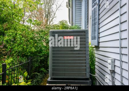 NEW ORLEANS, LA, USA - AUGUST 29, 2023: New Goodman air conditioning unit on side of historic home Stock Photo