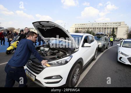 (190316) -- BUCHAREST, March 16, 2019 -- Romanians protest in front of the government building calling for highway construction, in Bucharest, Romania, March 15, 2019. Tens of thousands of people across Romania stopped their work for 15 minutes on Friday afternoon to join a national protest over the poor roads and lack of highways in the country. Cristian Cristel) ROMANIA-BUCHAREST-PROTEST-HIGHWAY CONSTRUCTION ChenxJinx&xLinxHuifen PUBLICATIONxNOTxINxCHN Stock Photo