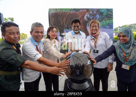 (190317) -- KUALA LUMPUR, March 17, 2019 (Xinhua) -- Malaysian Minister of Water, Land and Natural Resources Xavier Jeyakumar (3rd R) poses for photo with guests at the launch of the Save Our Malayan Tiger campaign, as part of events to mark the International World Wildlife Day, in Kuala Lumpur, Malaysia, March 17, 2019. Malaysia s government announced the launching of a campaign on Sunday to provide greater protection for the country s tiger amid an alarming increase of poaching. The Malayan tiger, a subspecies of the big cat lives in Southern Thailand and Malaysia, had seen its numbers dwind Stock Photo