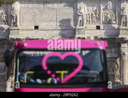 (190321) -- BEIJING, March 21, 2019 (Xinhua) -- A sightseeing bus is seen in front of the Arch of Constantine in Rome, capital of Italy, March 19, 2019. (Xinhua/Lan Hongguang) XINHUA PHOTOS OF THE DAY PUBLICATIONxNOTxINxCHN Stock Photo