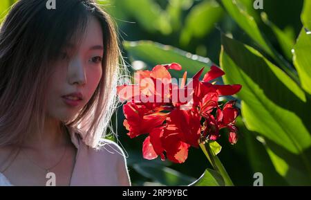 (190419) -- SYDNEY, April 19, 2019 -- A girl poses for photos at Royal Botanic Garden in Sydney, Australia, April 19, 2019. Royal Botanic Garden is located near the heart of Sydney, boasting a good view of Sydney Harbour, Sydney Opera House and Sydney Harbour Bridge. ) AUSTRALIA-SYDNEY-ROYAL BOTANIC GARDEN BaixXuefei PUBLICATIONxNOTxINxCHN Stock Photo